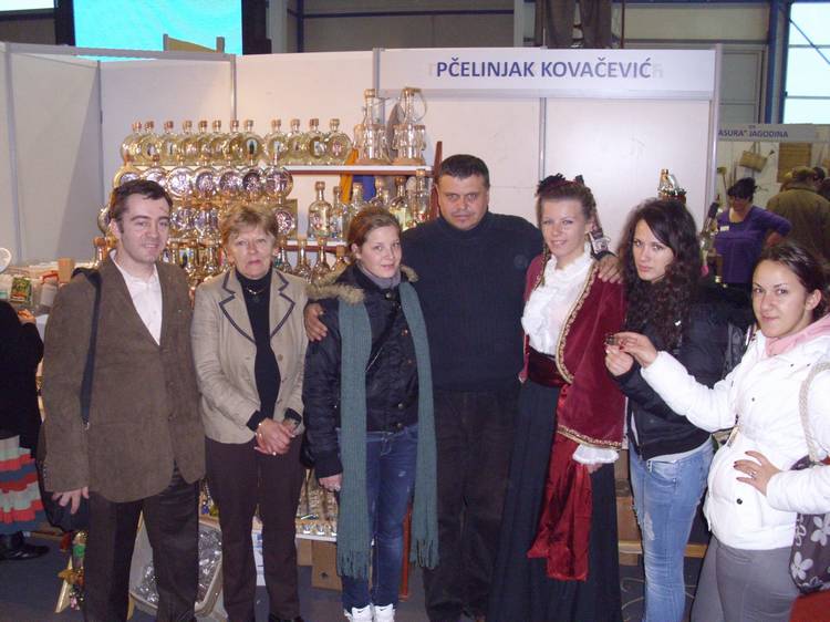 U poseti &scaron;tandu "Pčelinjak Kovačević" Valjevo i Žikici Milovanoviću-Valjevo-staklena ambalaža za rakije 